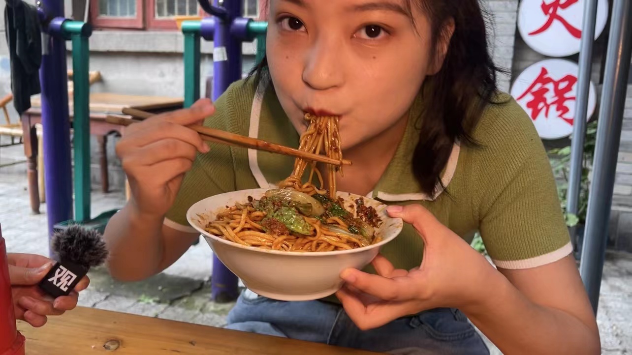 小现探店成都,那些藏在街头巷尾的成都美食店