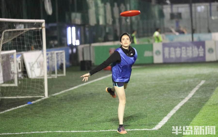 飞进绿茵场！小小飞盘，有啥魔力？半岛全媒体记者体验并揭秘这一新兴时尚运动爆火密码