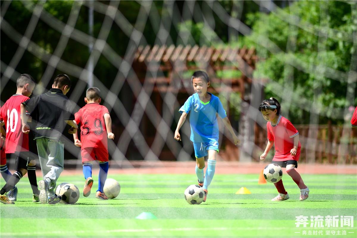 活力四射的足球儿童,乐享双减阳光体育趣味赛
