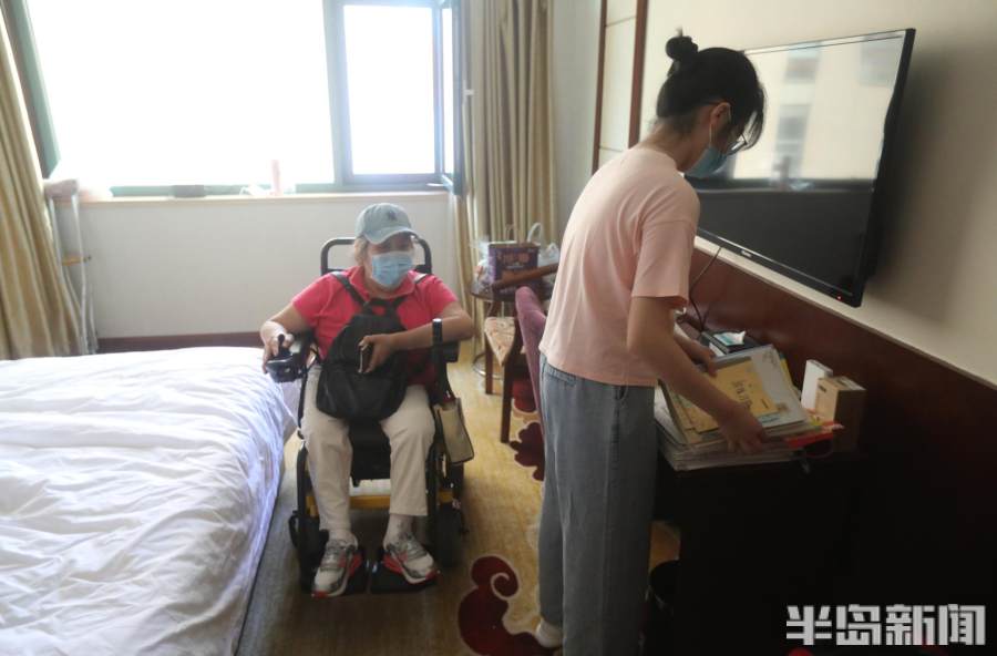 青岛一六旬母亲坐轮椅送考,一位母亲送准考证的感人片段