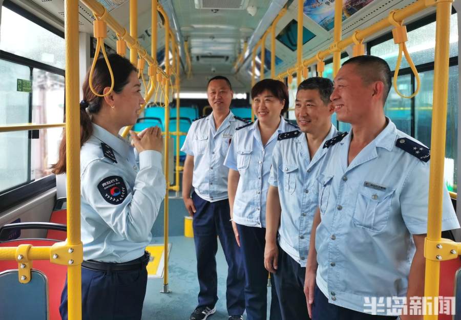 青岛这条繁华大道，因香港回归得名！104路公交线行驶25年见证沿线发展变迁