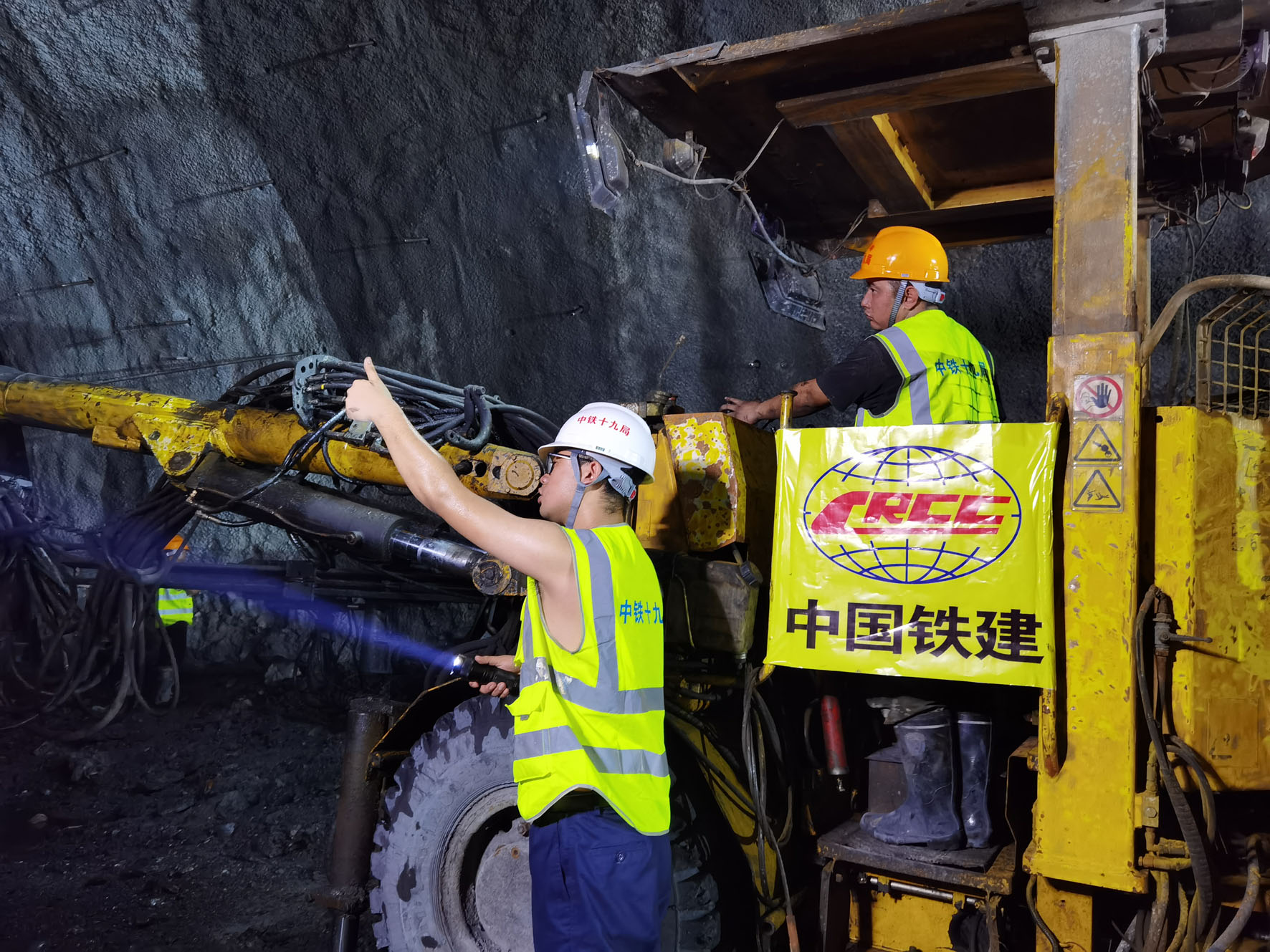 在龙门山断裂带“龙心穿针”的建设者