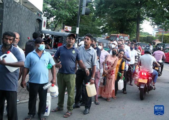 斯里兰卡总统总理双双“跑路”，还有国家也面临破产