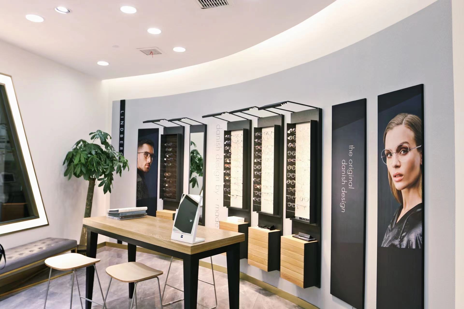 今年流行大牌眼镜 (今年比较流行的大牌眼镜)