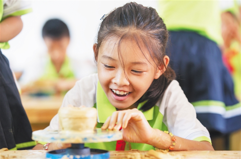 暑期官方带娃解决家长后顾之忧,家长带孩子报名招生活动现场