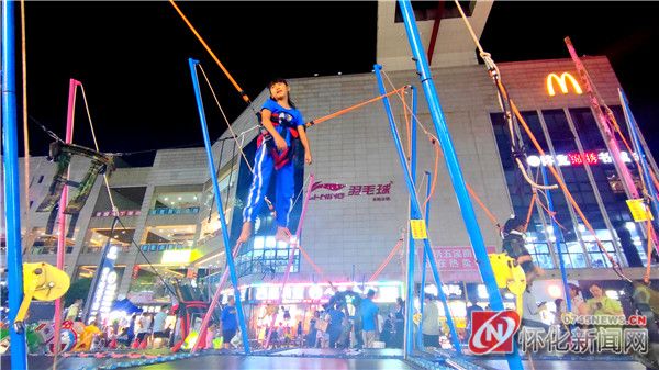 高温催热“夏夜经济”怀化夜市红红火火