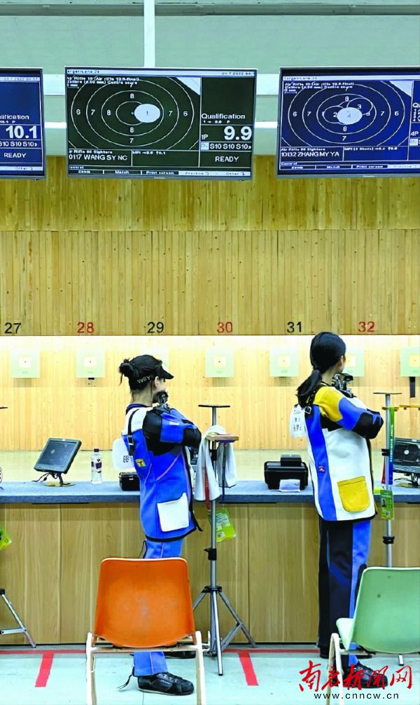 团结协作勇夺佳绩,南充足球少年夺冠