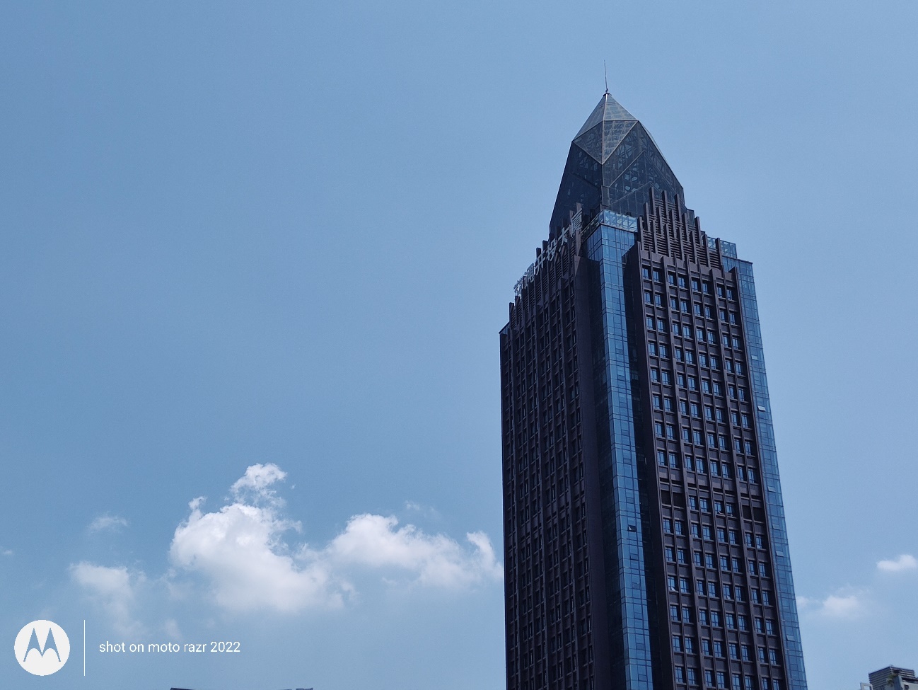 折叠屏新品motorazr2022,moto折叠屏razr2023发布会