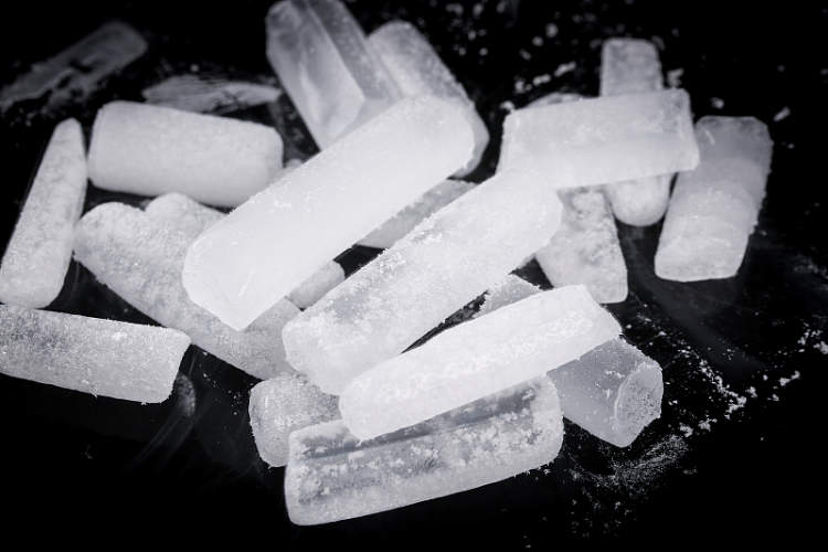 男童拆冰淇淋蛋糕被干冰炸伤，商家：我们不承担任何责任！网友疑惑，干冰究竟为何会爆炸？