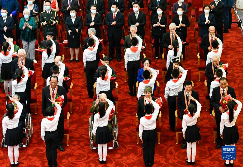 “伟大时代呼唤伟大精神，崇高事业需要榜样引领”——以习*平近**同志为核心的*党**中央关心功勋荣誉表彰工作纪实