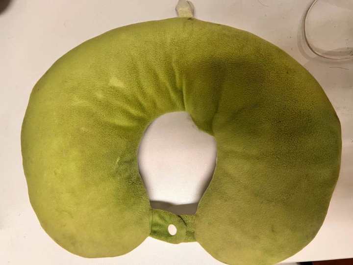 “午休趴桌子睡觉”冲上热搜,你有午休习惯吗?都用哪些午休神器?