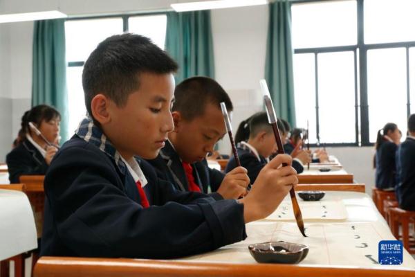 这所学校在板房上课11年，如今搬进了新校园