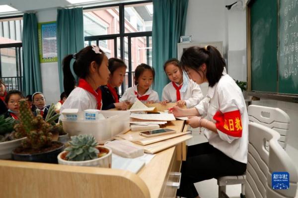 这所学校在板房上课11年，如今搬进了新校园