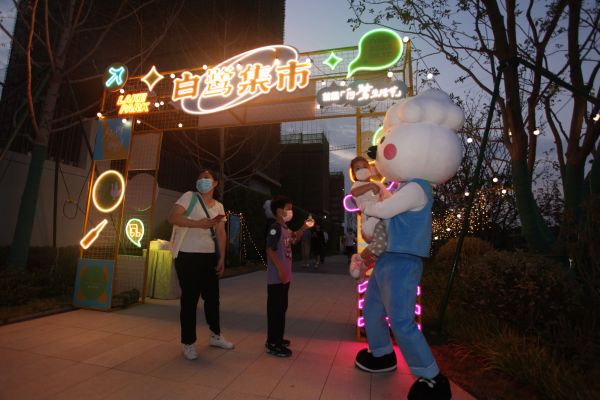 听“*月天五**”、逛集市……光是湖岸就很美，首届「白鹭生活节」圆满落幕