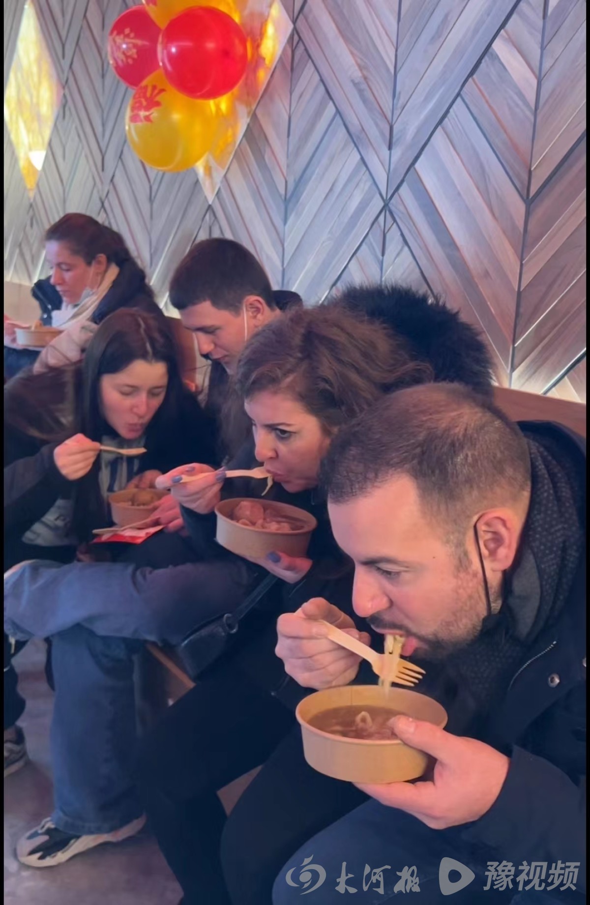 丈母娘在法国集市上卖山西刀削面,山西小伙带丈母娘在法国卖刀削面