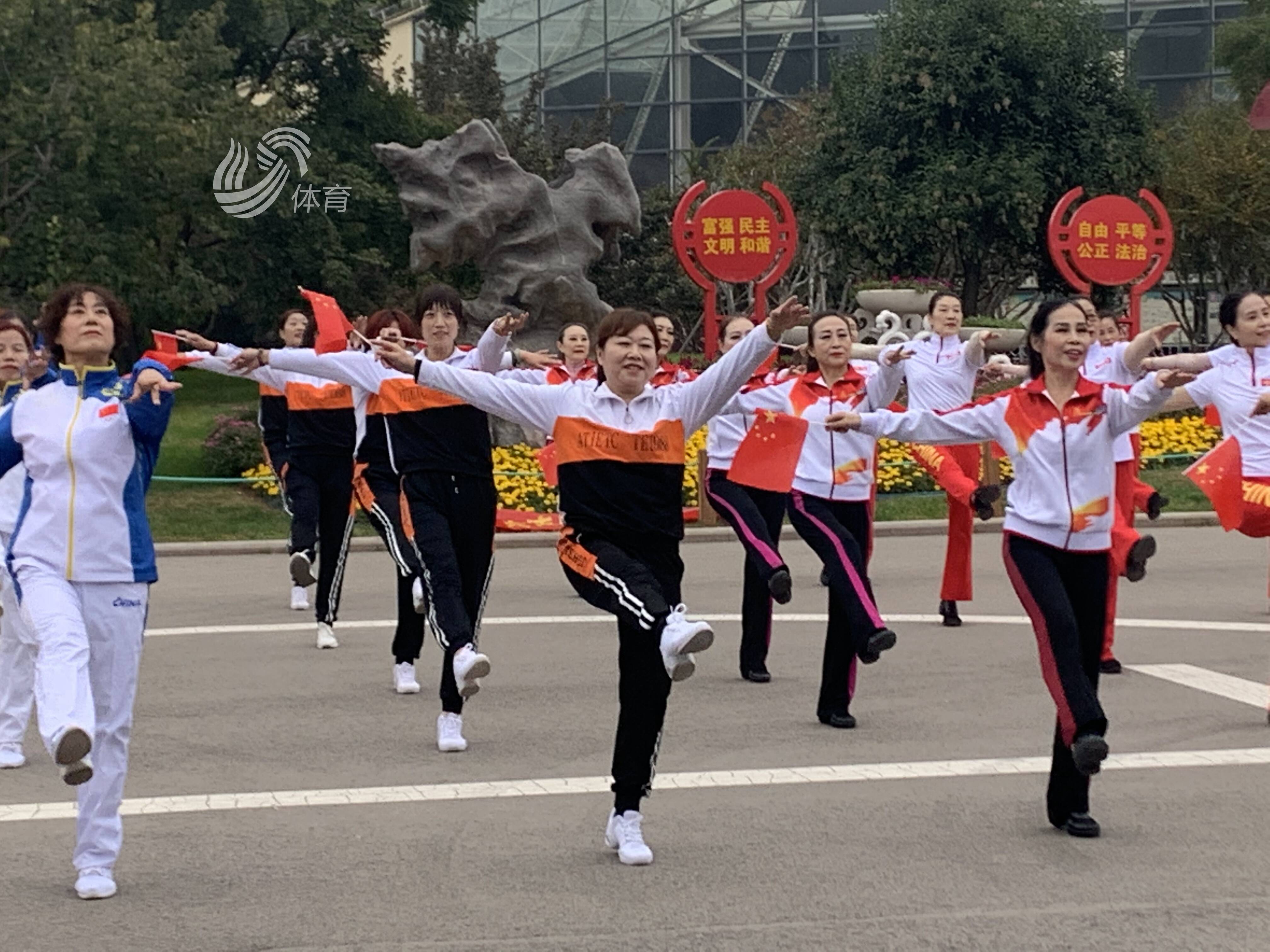 天籁之音我的祖国广场舞,大型广场舞我和我的祖国