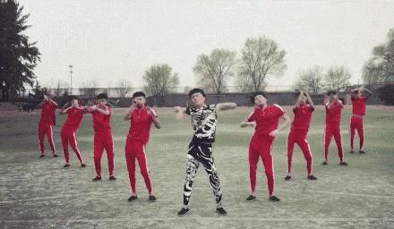 在星际穿越的玉米地摇花手,成了新的互联网荒诞艺术