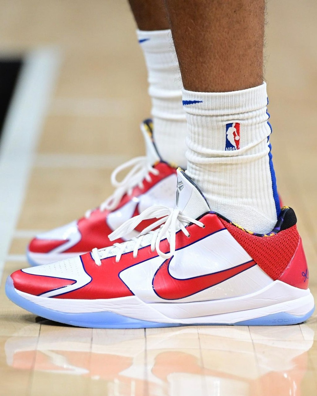 人傻了！尼克斯xKITH正式发布！两万观众一人送一件……