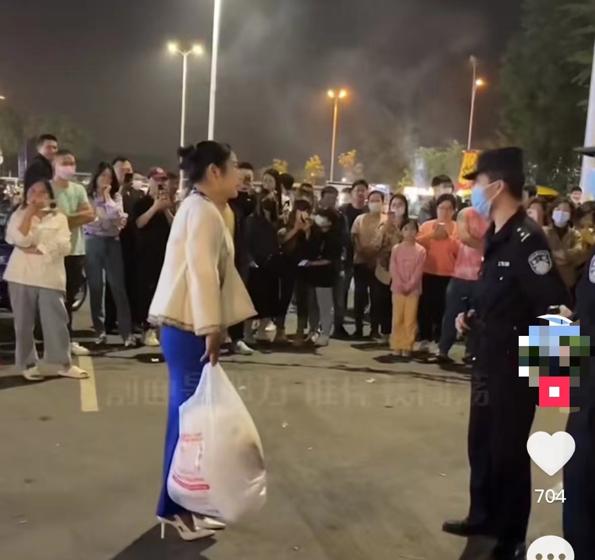 波霸奶茶老板娘因穿着性感被举报,奶茶店老板娘因穿着性感被举报