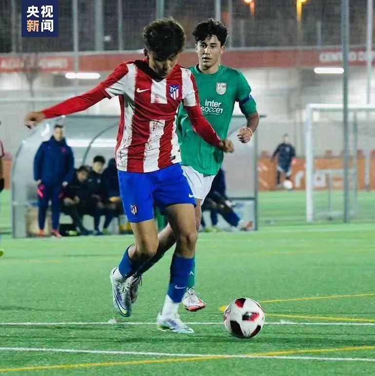 16岁凉山孩子成为世界杯护旗手,中国足球小将卡塔尔世界杯护旗手