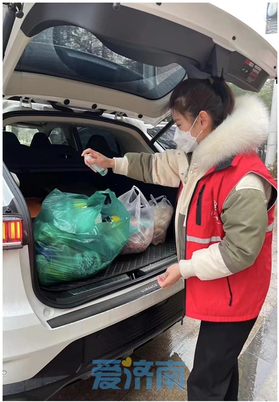 “大白”化身配送员济南各区县全力保障百姓“柴米油盐”充足
