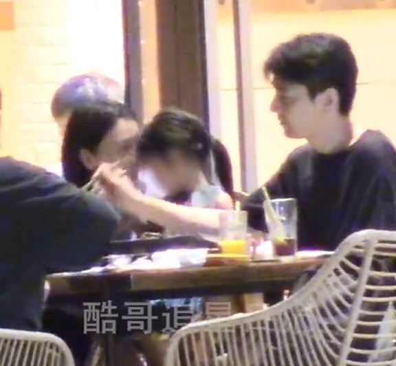 赵又廷高圆圆一家聚餐,女儿给父母喂饭,赵又廷一个动作暴露女儿奴属性