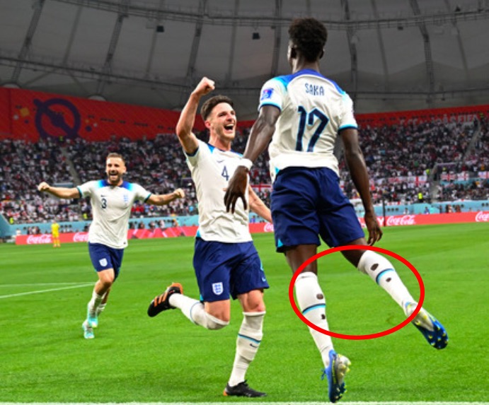 追光|不为人知的细节——好好的足球袜为啥剪破洞？