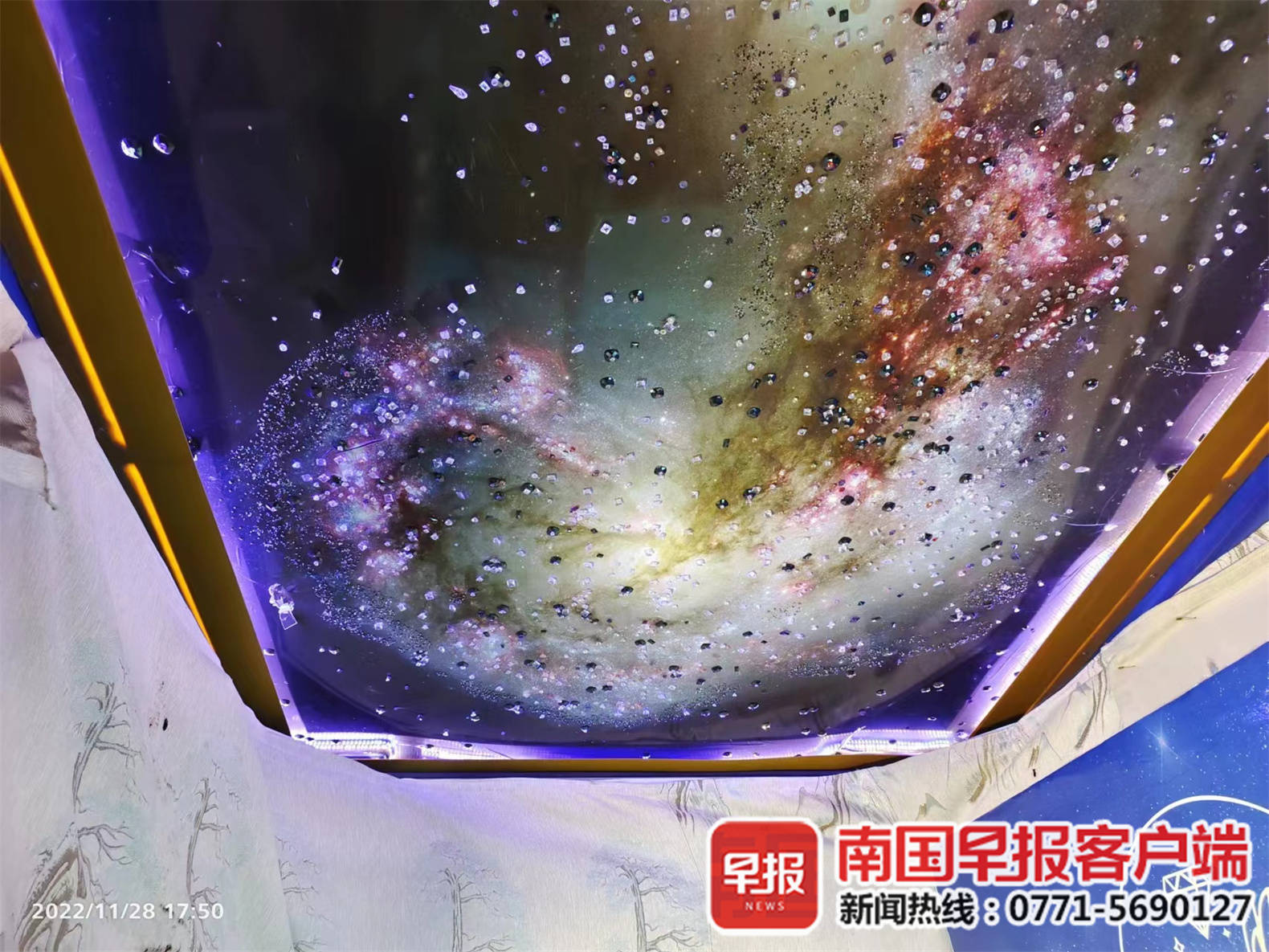 男子自制房车带父母旅行,广西男子自制三轮车房车