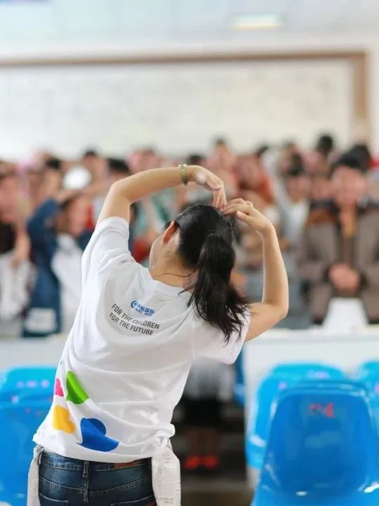 撑起乡村教育的希望,一支粉笔撑起一片蓝天