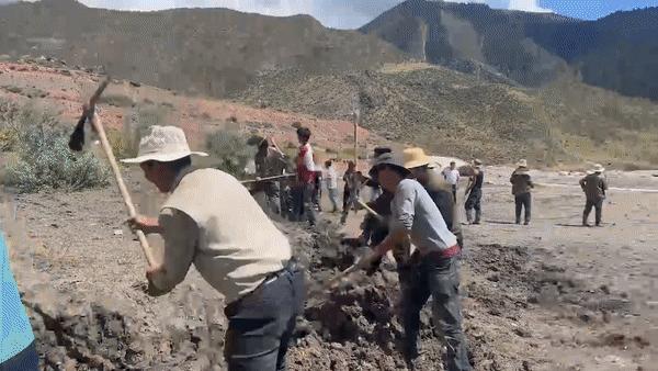 追光｜除了赚钱养家，山里的爸爸们还能修足球场