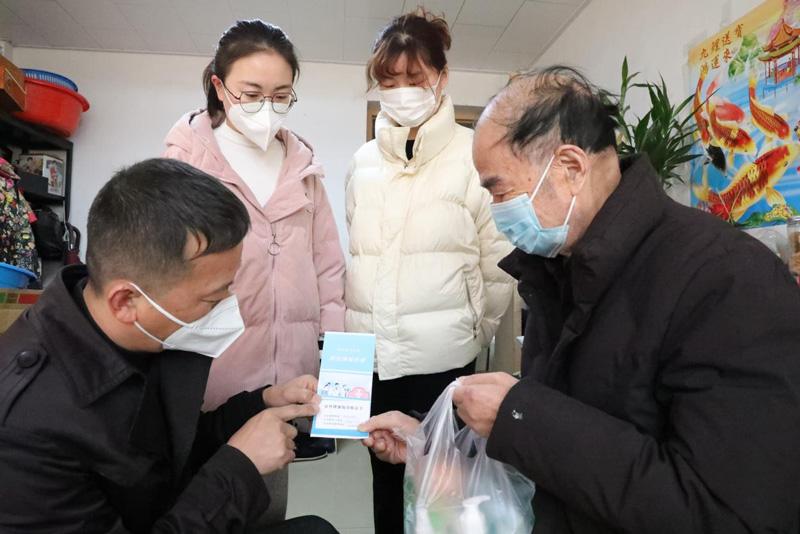 疫情防控社区送蔬菜包,防疫志愿者上门送药