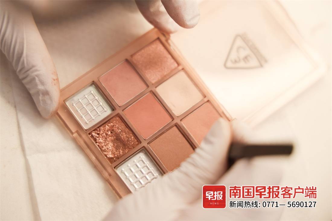 00后小伙在南宁做彩妆修复师，一双巧手让粉饼、眼影“起死回生”丨看这群修复师的故事①