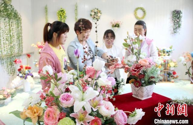 甘肃华亭“巧手女人坊”：仿真花“香飘”海外望来年“春暖花开”