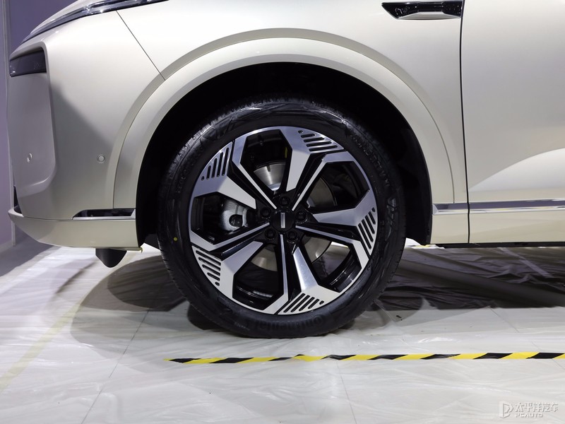 4.4t的宝马x5,4.4t的宝马x5m加多少号汽油