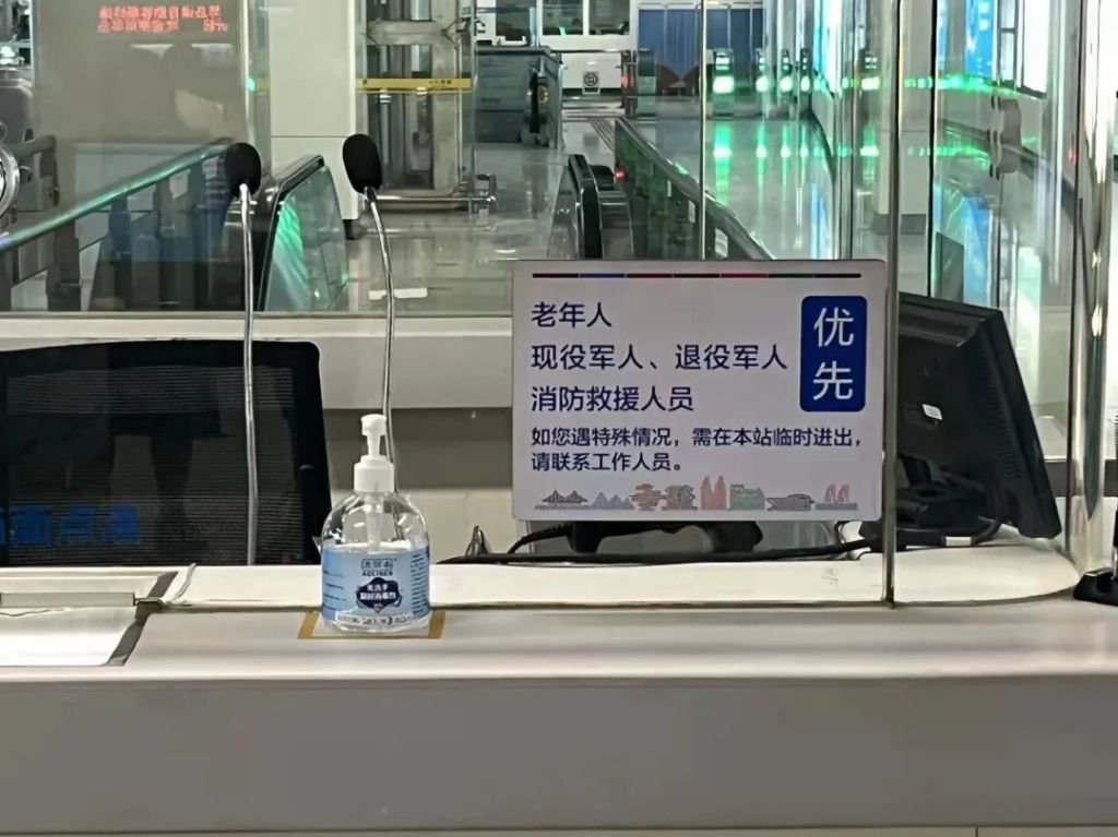 青岛众多交通口岸为现役军人、退役军人出行提供便利