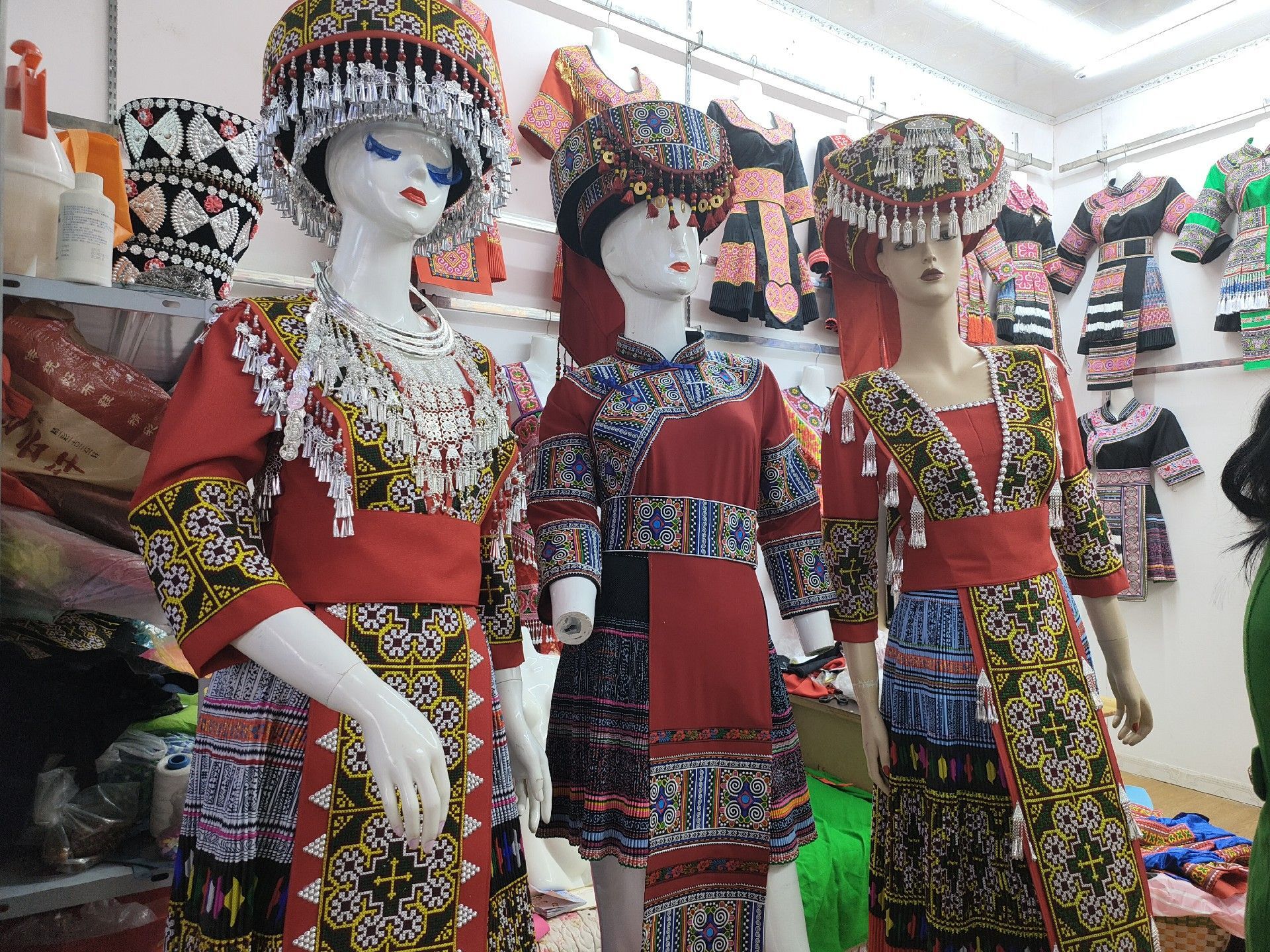 网络中国节·春节丨买新衣过大年！一起去逛民族服饰街