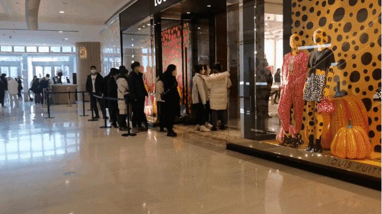 涨价的奢侈品,大排长龙奢侈品