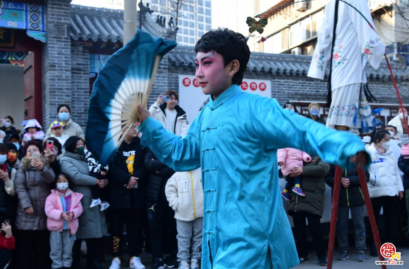 融媒·画像丨当百年非遗遇到稚嫩新面孔——“高跷公子”翩翩来