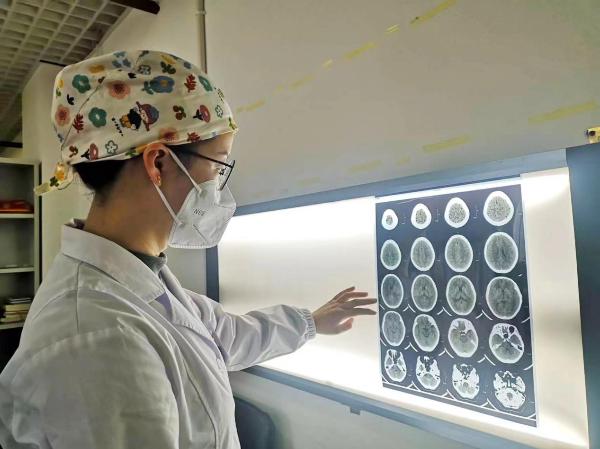 让春风吻上了你的脸,别让春风吹动了你的长发歌名