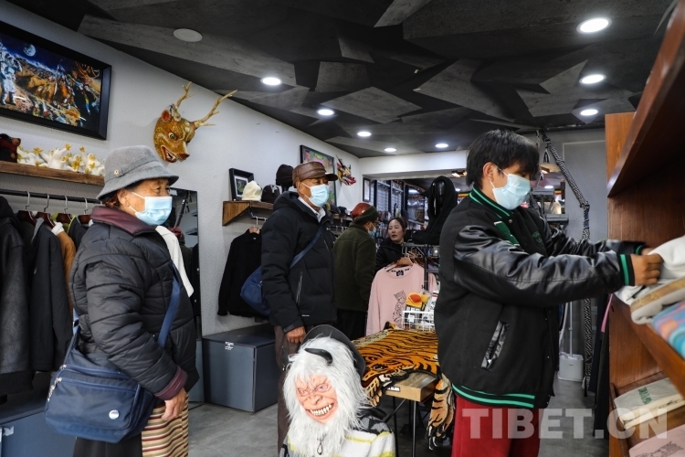 新春走基层｜置办年货添新衣拉萨街头服装生意火爆