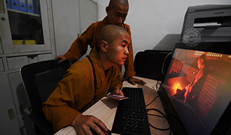 蜜蜂在金黄油菜花上采蜜视频,蜜蜂在油菜花采蜜