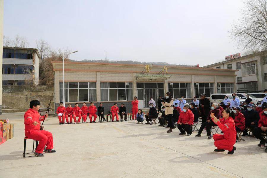 关爱孤寡老人和贫困山区孩子,走进大山深处关爱孤寡老人