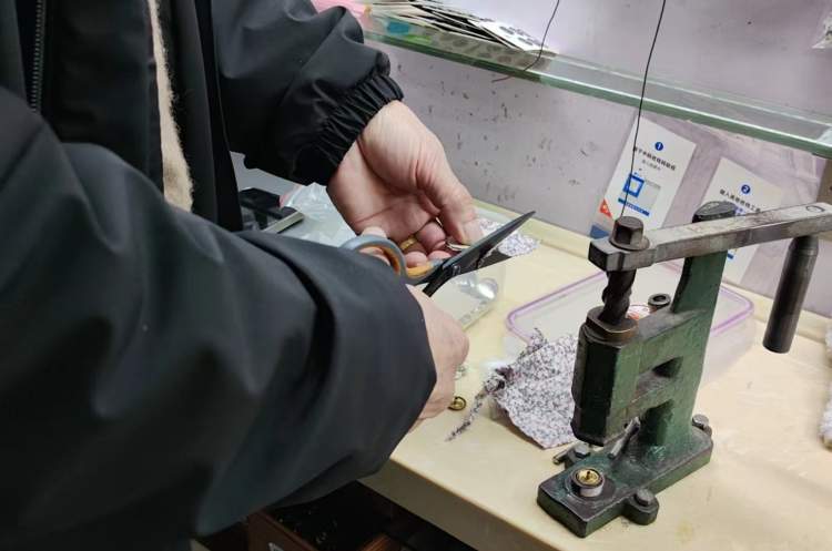 坚守上海人的持家有道，小小钮扣店开了40多年！阿姨妈妈说是“宝库”，主动多付钱希望能一直开下去|魔都宝藏小店⑦