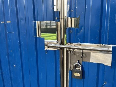 没有地方踢球,足球没地方踢