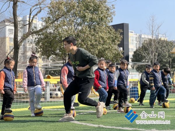 幼儿园足球教学活动的视频,幼儿园与小学足球教学交流活动