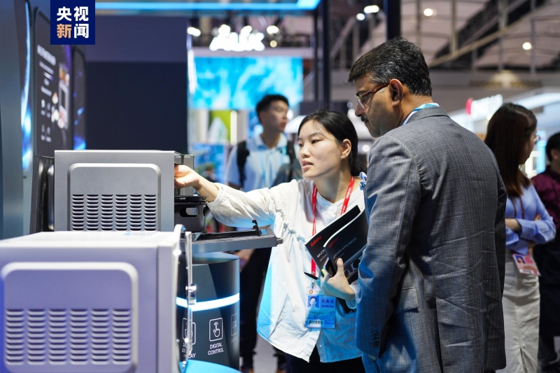 与世界相拥，让世界读懂——走过67载的广交会又现“万商云集”