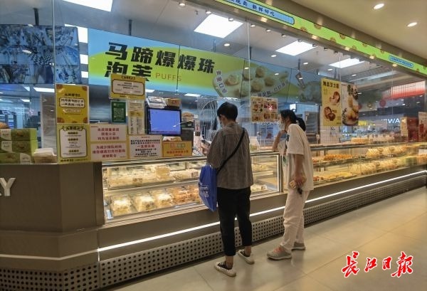 网友质疑小吃店无价格表,网红糕点12元一斤