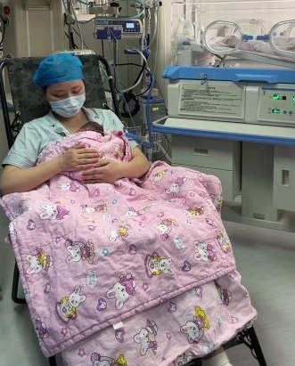 袋鼠式护理妈妈姿势,新生婴儿袋鼠式护理