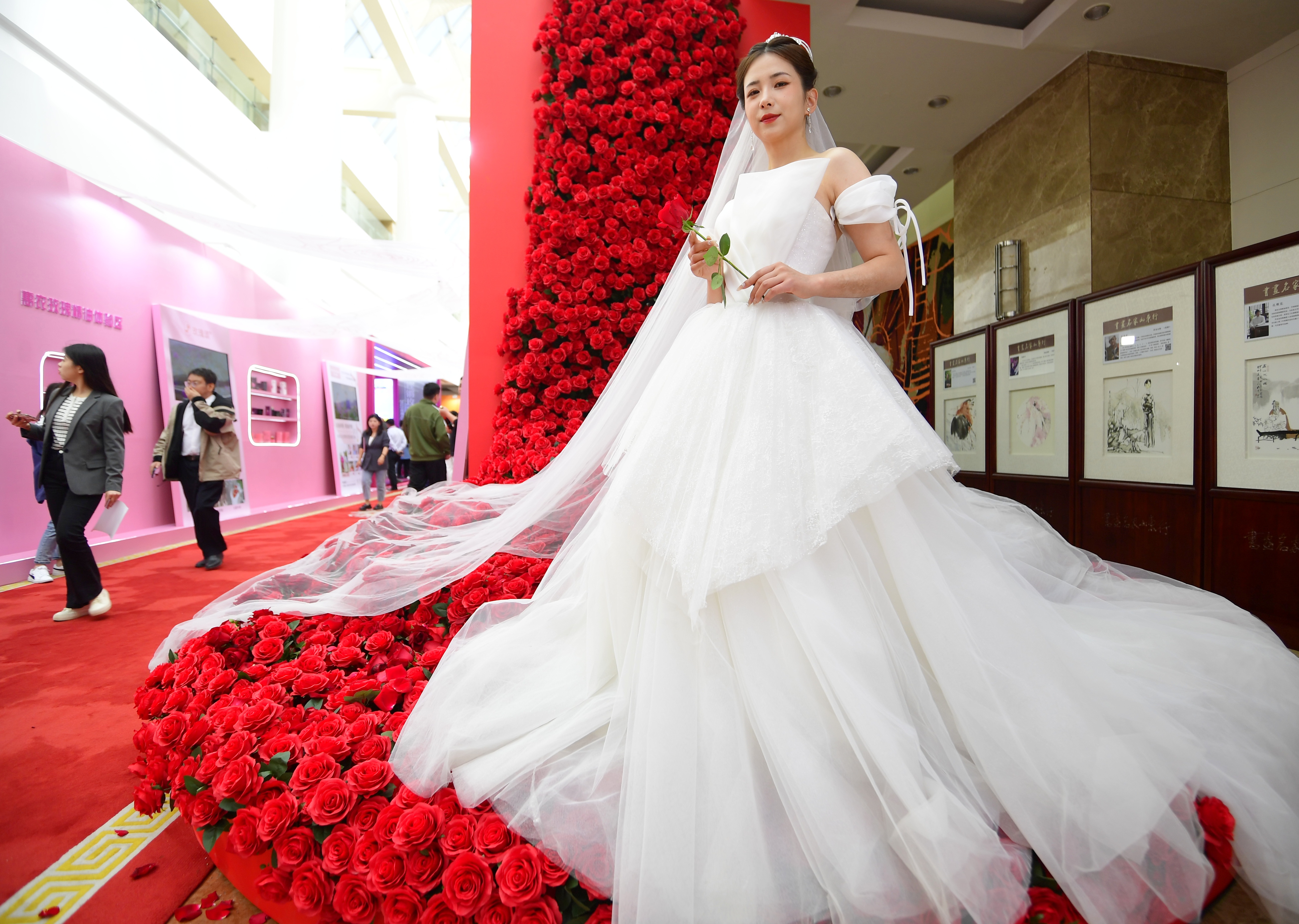 从种植历史到未来方向，展销长廊引人驻足——听“九朵玫瑰”讲故事