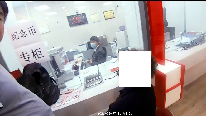 男子掏出1300张身份证都是真的,1000多张身份证